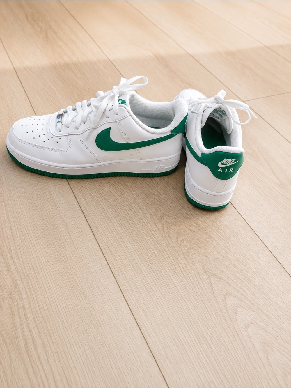 Nike Low-Top Sneakers in White and Green AIR FORCE ✈️ ones